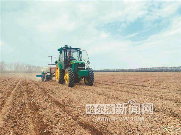 大農機與時(shí)間賽跑搶播保豐產(chǎn)